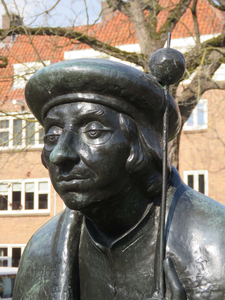844022 Detail van het bronzen beeldhouwwerk 'Jan van Scorel,' van Herman Janzen uit 1988, in het plantsoen aan de ...